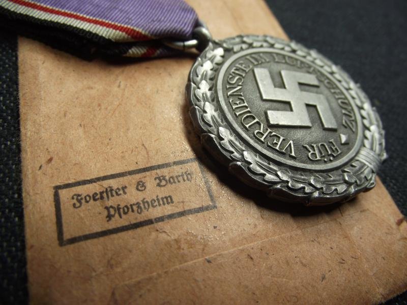 2nd Class Luftschutz Medal and Paper Packet of Issue. Foerster & Barth — image 3
