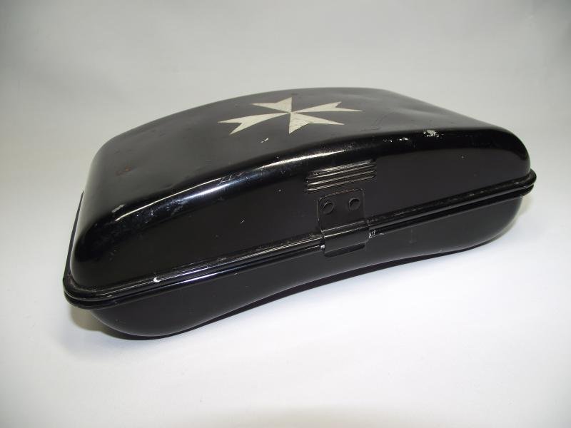 WW2 St.John Ambulance Metal First Aid Pouch. — image 2