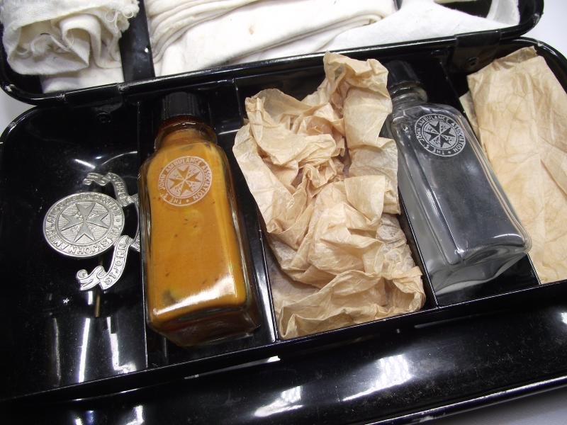 WW2 St.John Ambulance Metal First Aid Pouch. — image 6