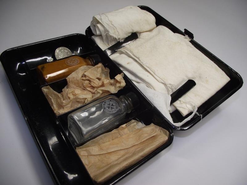 WW2 St.John Ambulance Metal First Aid Pouch. — image 7