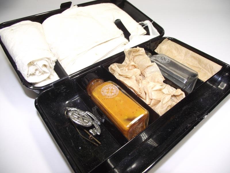 WW2 St.John Ambulance Metal First Aid Pouch. — image 8