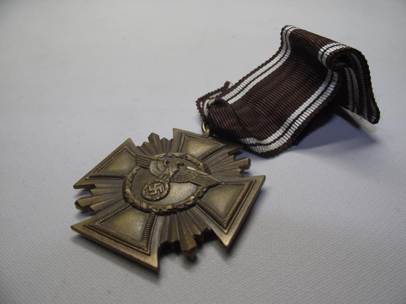 WW2 Boxed Bronze NSDAP Long Service Medal and Ribbon Bar, MM/15-Fredich Orth. — image 4