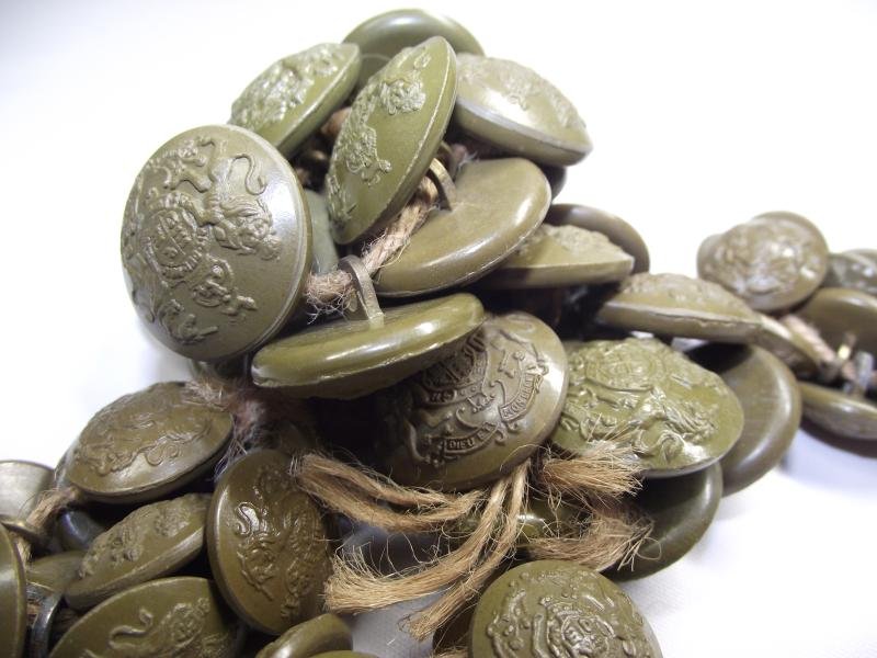 Large Selection of WW2 British GS Economy Buttons. — image 5