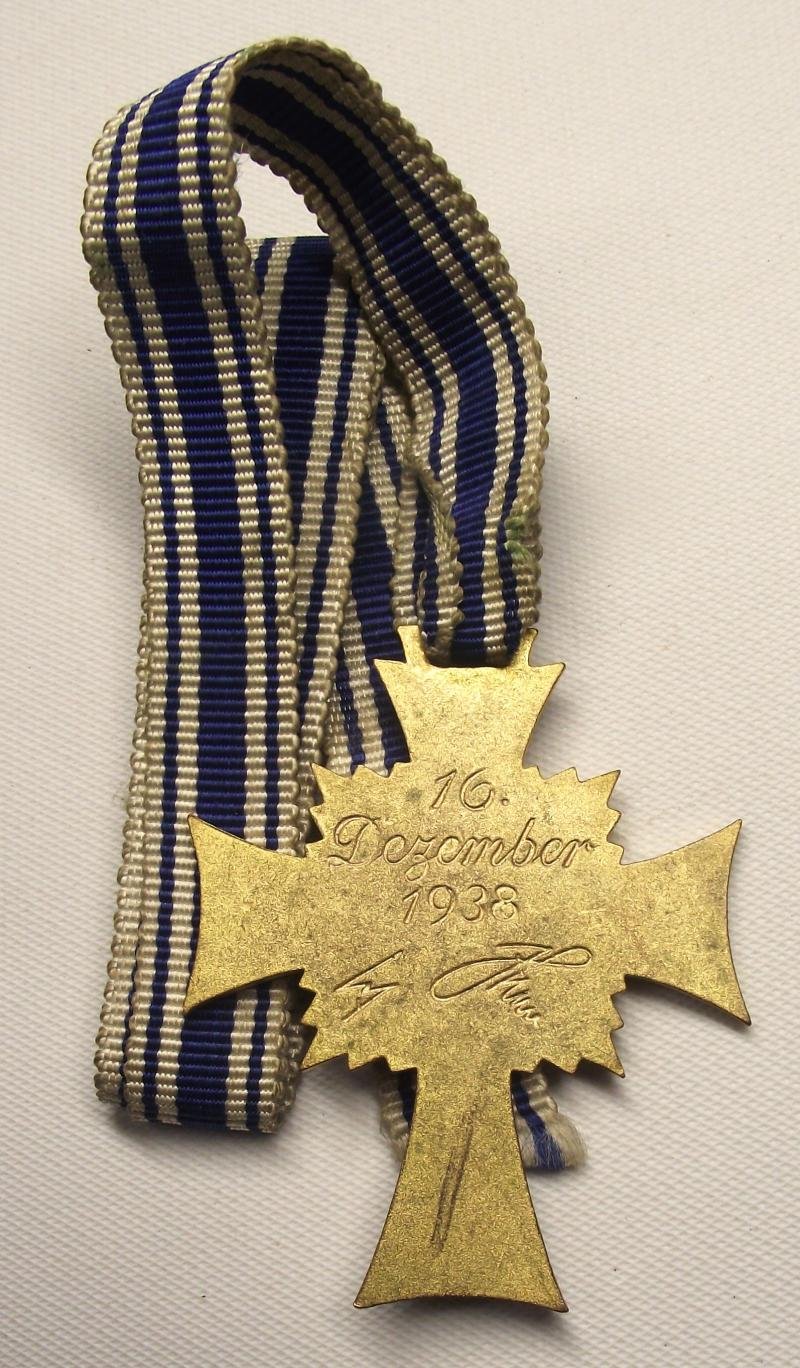 WW2 German Mother Cross in Gold. — image 2