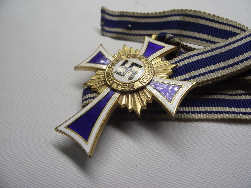 WW2 German Mother Cross in Gold. — image 3