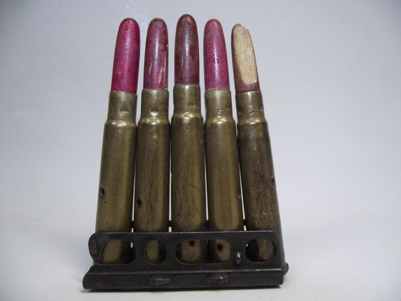 WW1 British Wooden Head Practise Rounds in MK2 Stripper Clip. — image 2