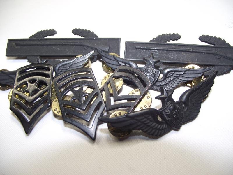 8 X US Military Proficiency Badges. — image 3