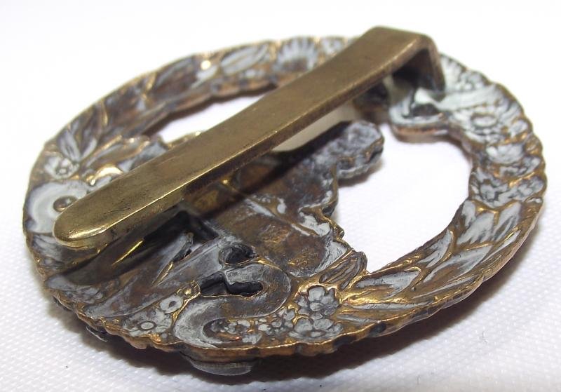 South Wales Borderers Cap Badge. — image 3