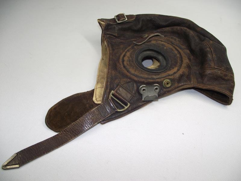 Early ''C-Type'' Flying Helmet with Bennett Buckle. — image 3