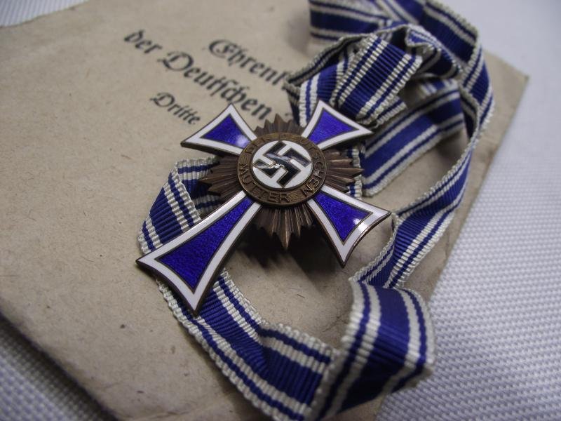 Bronze Mothers Cross with Paper Packet of Issue. — image 2