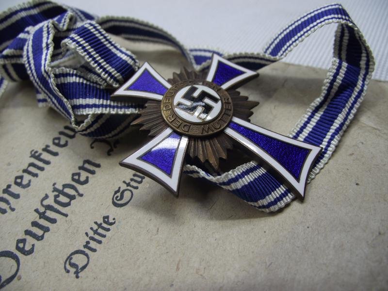 Bronze Mothers Cross with Paper Packet of Issue. — image 3