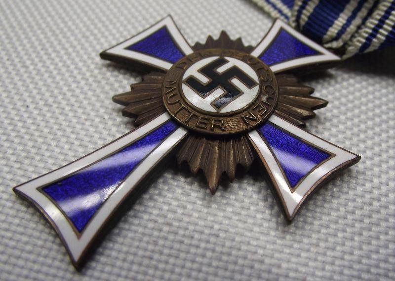 Bronze Mothers Cross with Paper Packet of Issue. — image 4