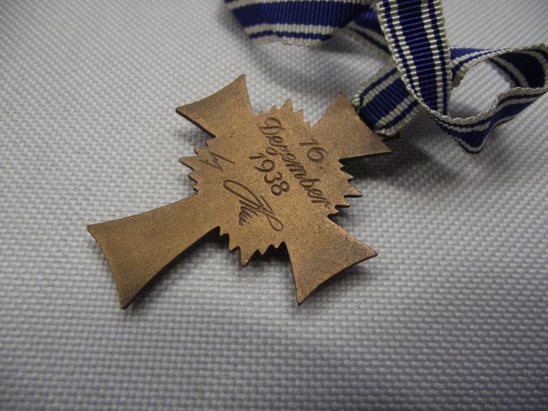 Bronze Mothers Cross with Paper Packet of Issue. — image 5