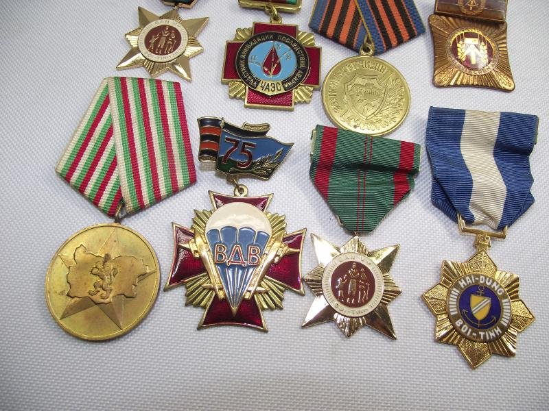 8 X Communist Medals. — image 2