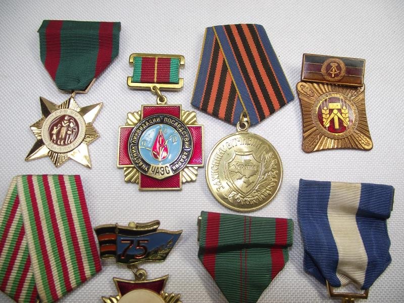 8 X Communist Medals. — image 3