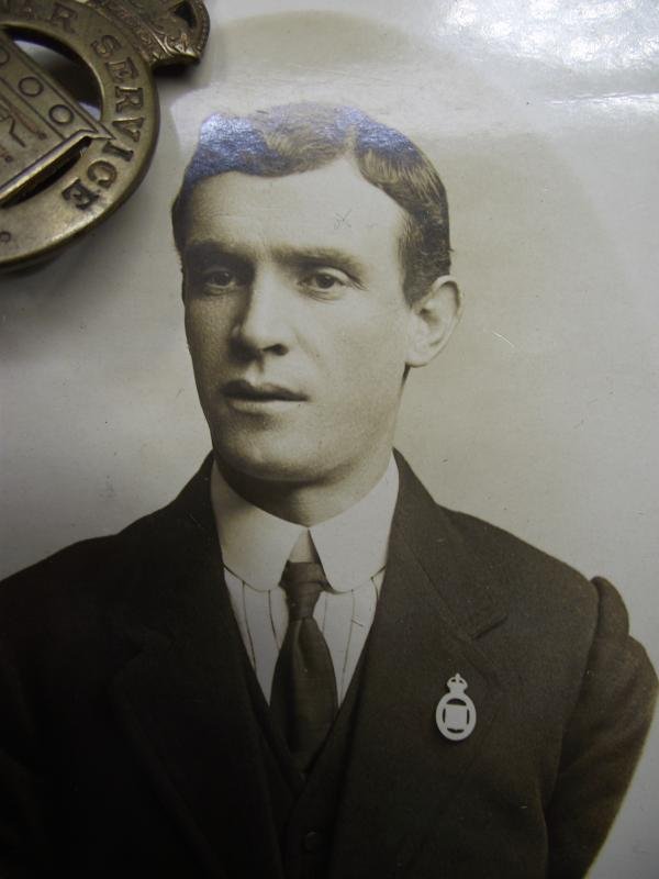 1915 War Service Badge and Photo of Recipient Wearing The Badge. — image 2