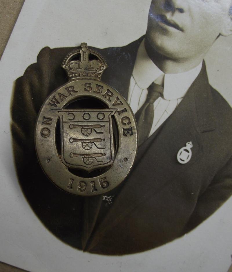 1915 War Service Badge and Photo of Recipient Wearing The Badge. — image 3