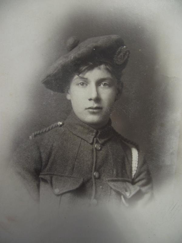 WW1 1918 Dated Studio Photo. Boy Cameron Highlanders. — image 3