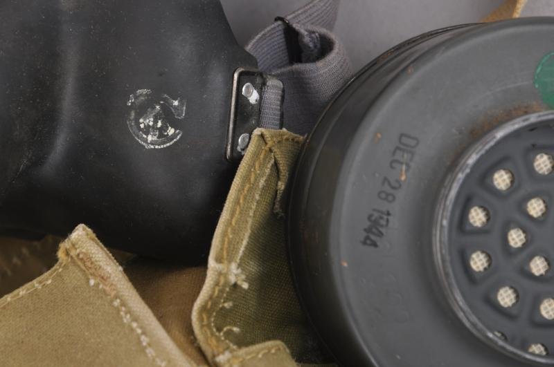 WW2 Canadian Light Service Gas Mask As Worn On D-Day — image 7