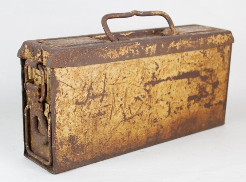 WW2 German 'P' Marked Tan Camouflage MG Tin — image 3