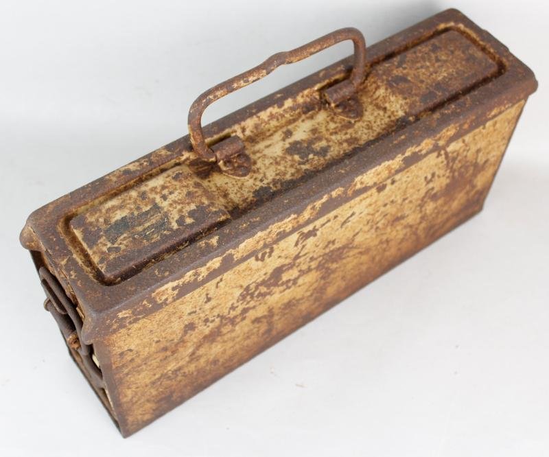 WW2 German 'P' Marked Tan Camouflage MG Tin — image 4