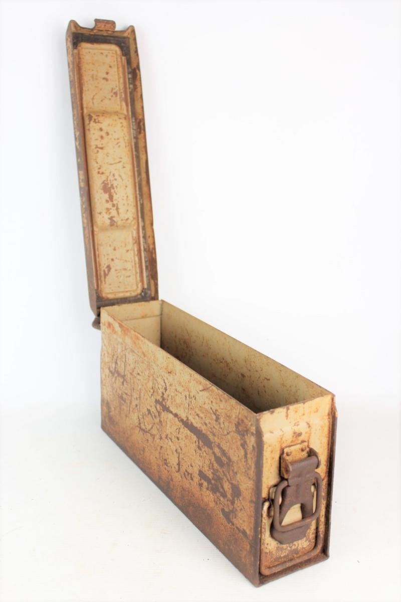 WW2 German 'P' Marked Tan Camouflage MG Tin — image 5