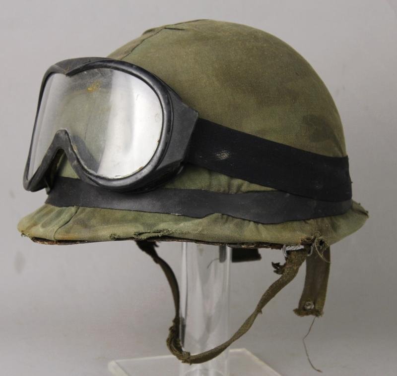 1982 Falklands War Argentinian Camouflage Helmet With Goggles — image 2