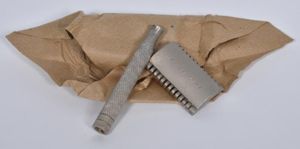 WW2 British Soldier Razor In Issue Package 1945