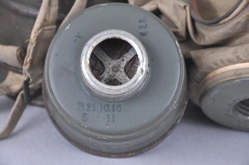 WW1 German Gummi Mask & Canister with Original Carrying & Short Strap 1916 — image 4