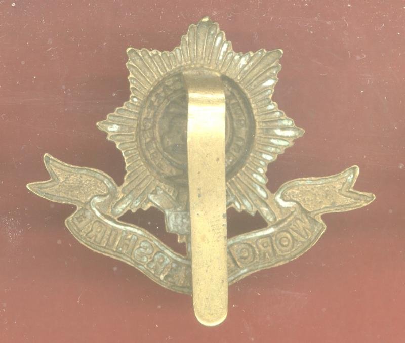 The Worcestershire Regiment WW1 OR's cap badge — image 2