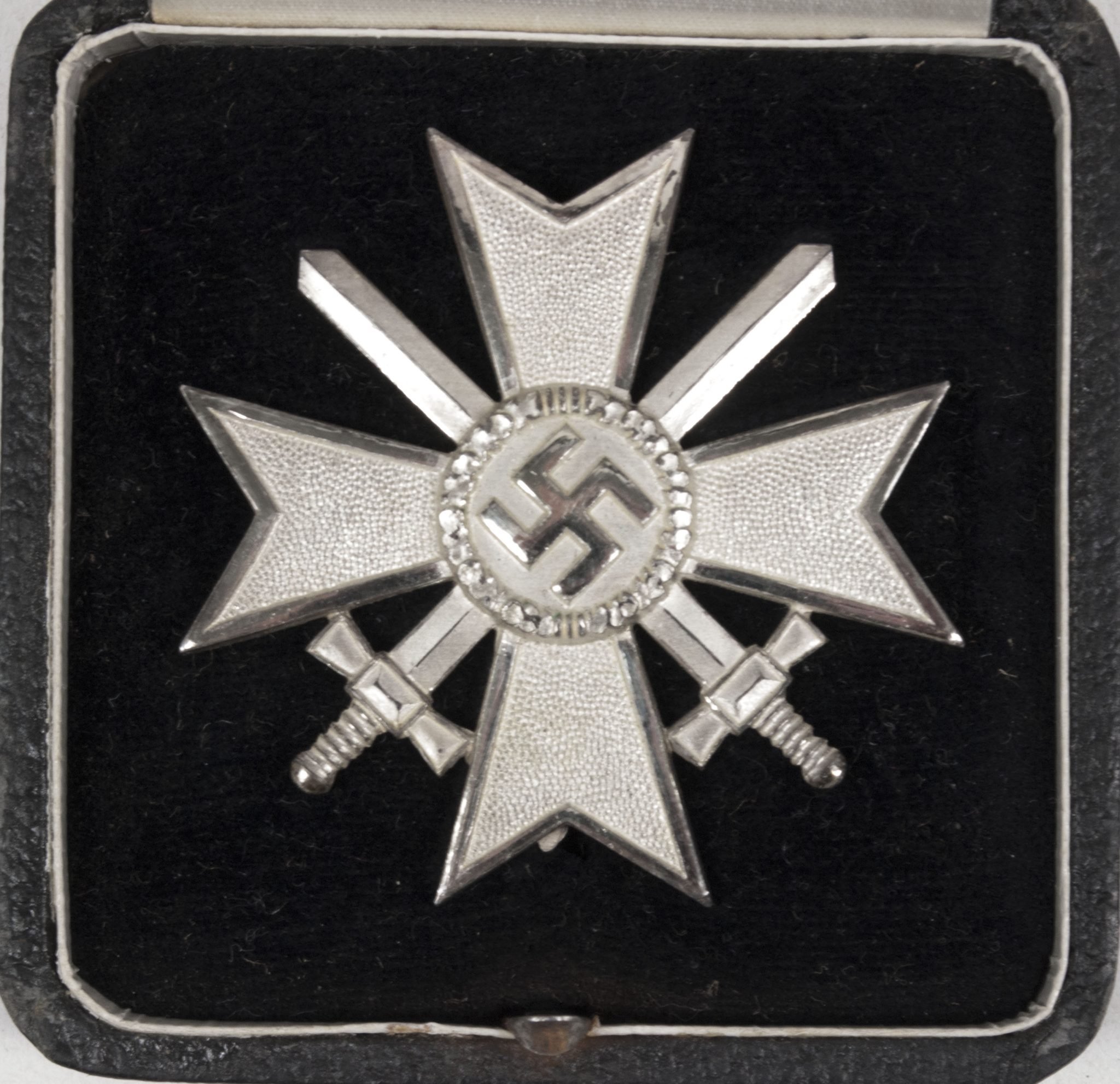 Kriegsverdienstkreuz 1e Klasse (KVK1) / War Merit Cross first Class + case — image 13