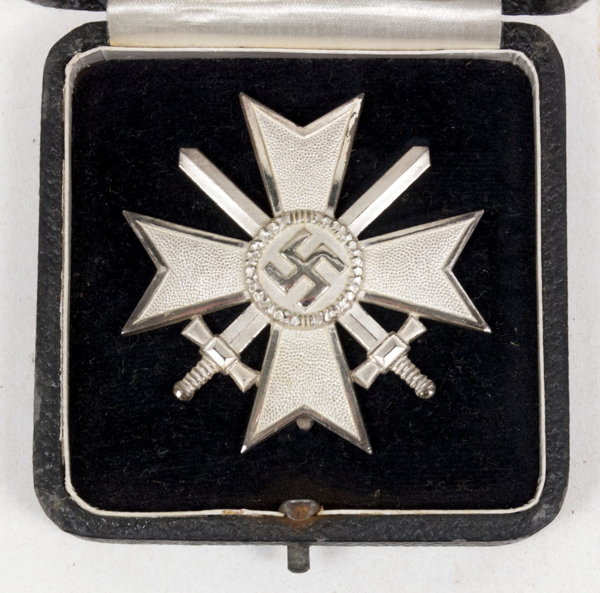 Kriegsverdienstkreuz 1e Klasse (KVK1) / War Merit Cross first Class + case — image 2