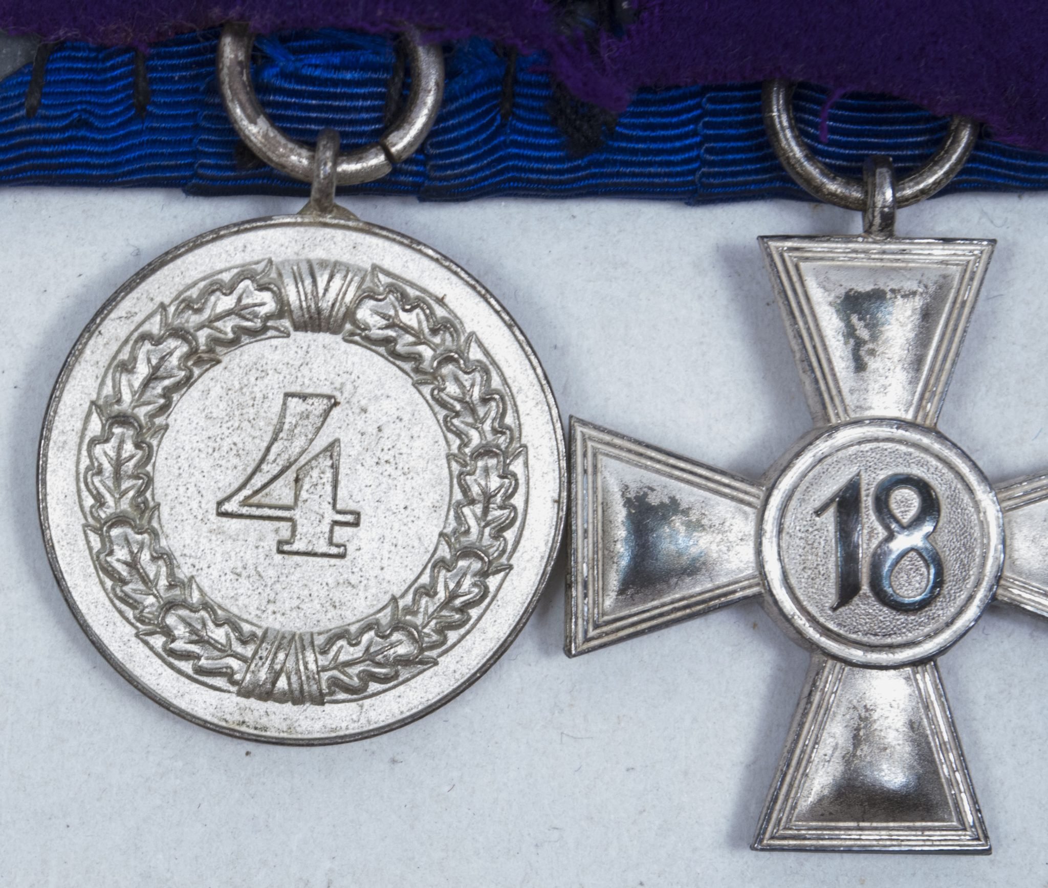 Wehrmacht (Heer) medalbar with 18 + 4 year long service medals — image 16