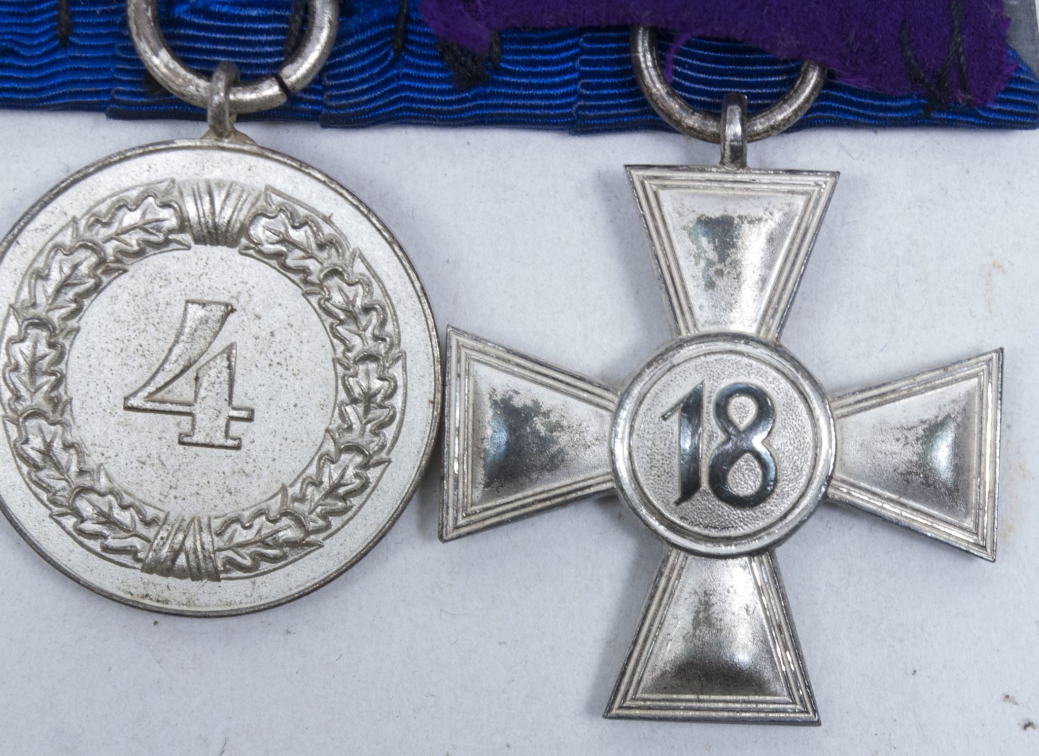 Wehrmacht (Heer) medalbar with 18 + 4 year long service medals — image 17