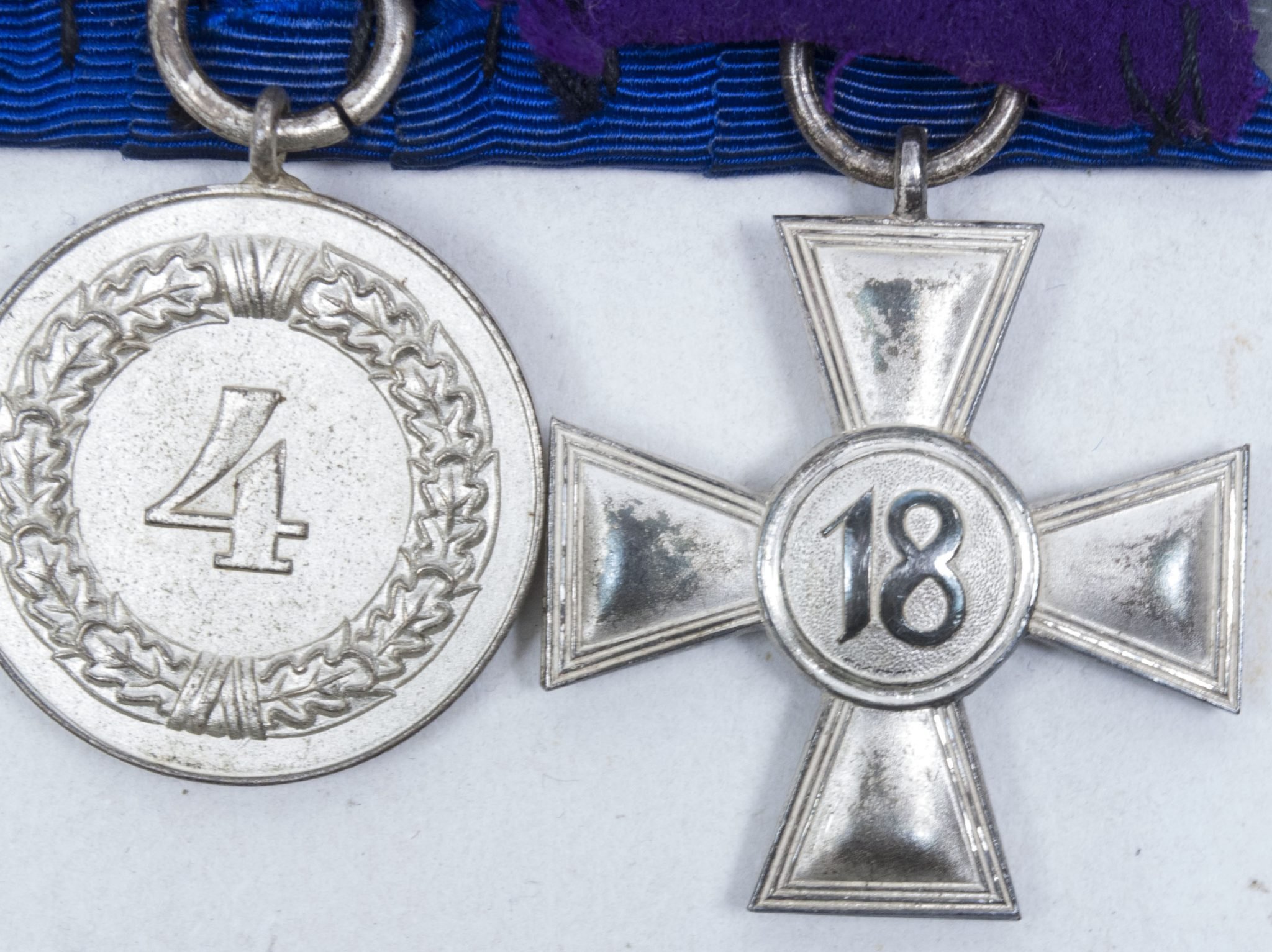 Wehrmacht (Heer) medalbar with 18 + 4 year long service medals — image 18