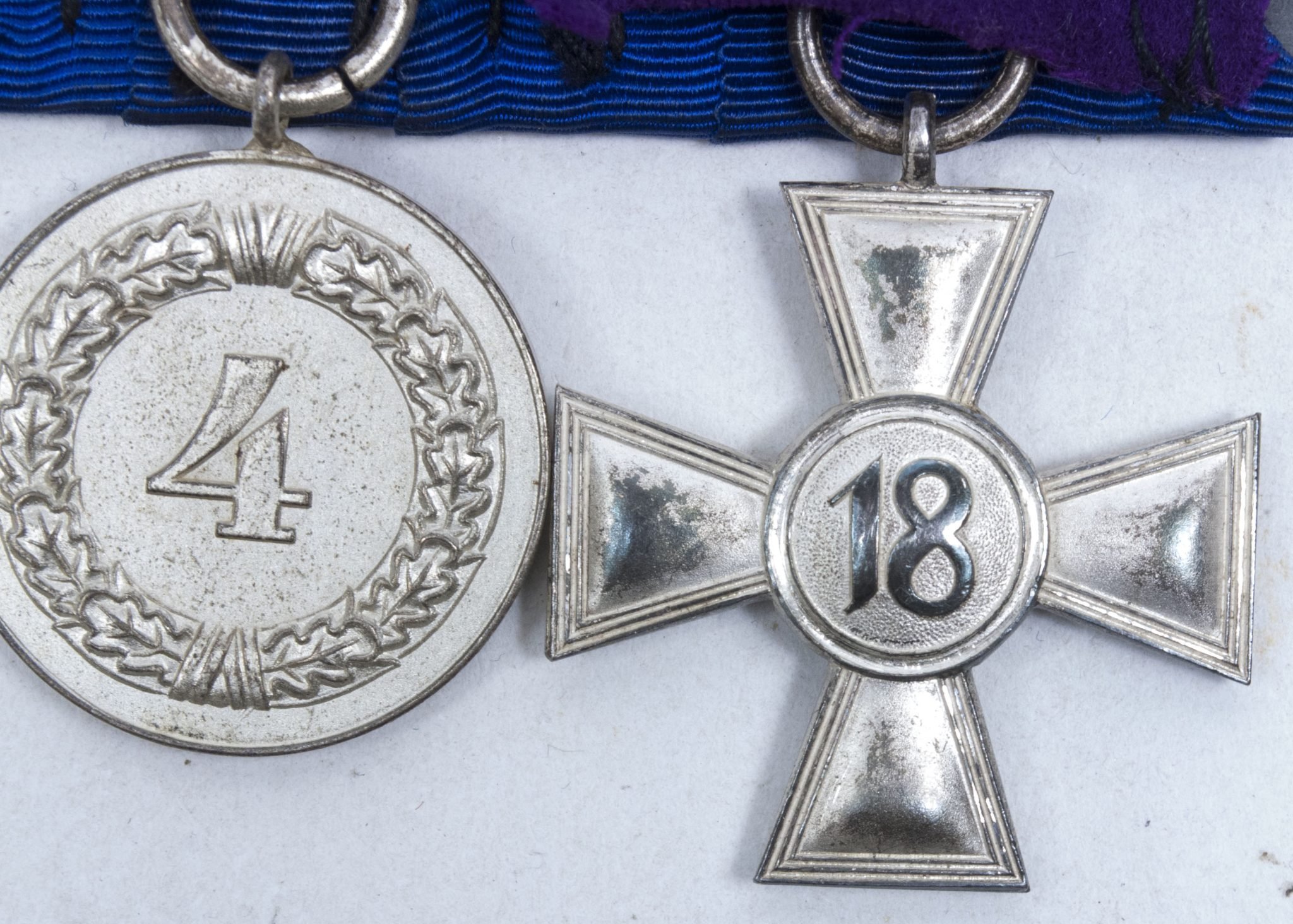 Wehrmacht (Heer) medalbar with 18 + 4 year long service medals — image 19
