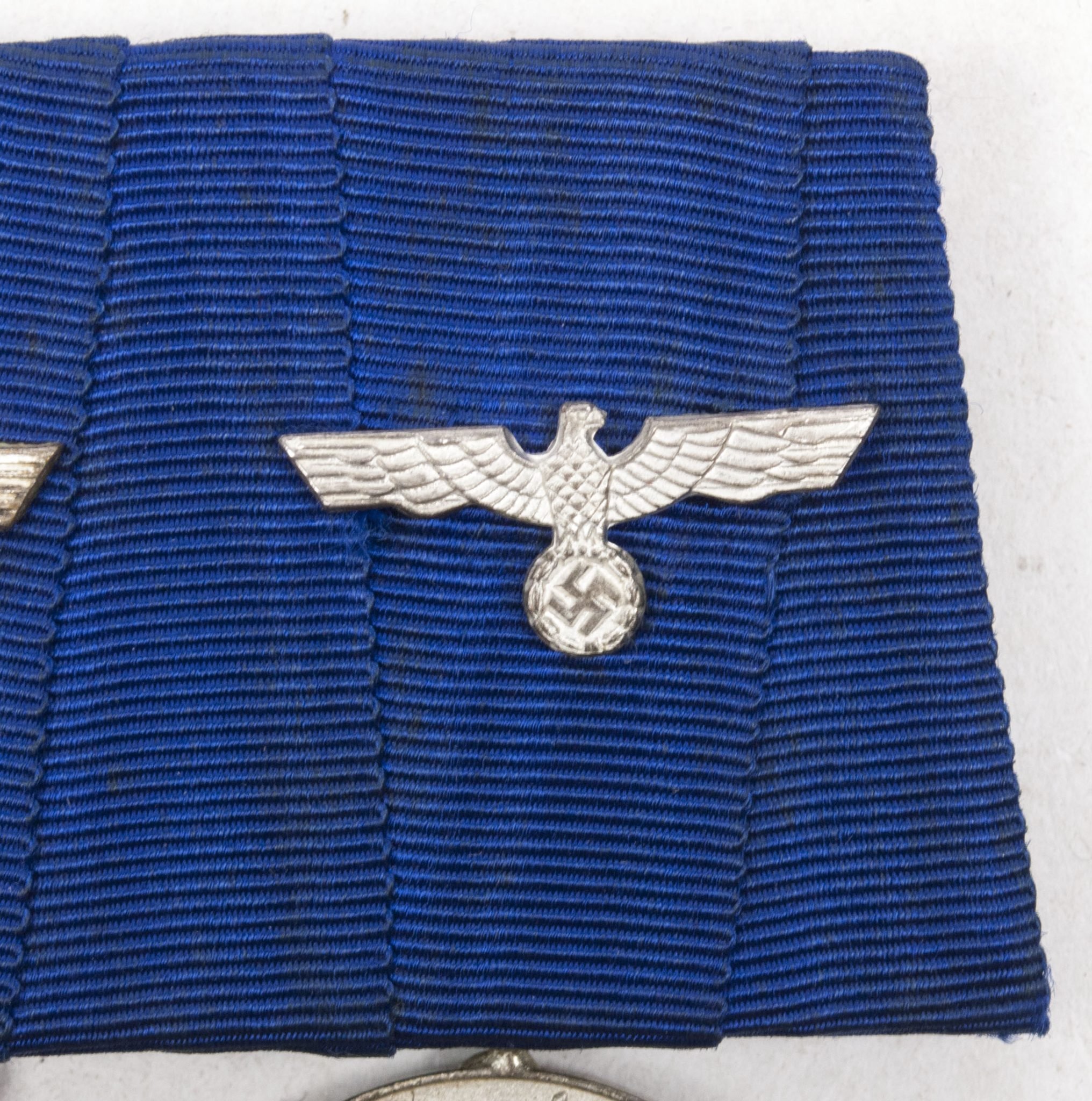 Wehrmacht (Heer) medalbar with 18 + 4 year long service medals — image 7