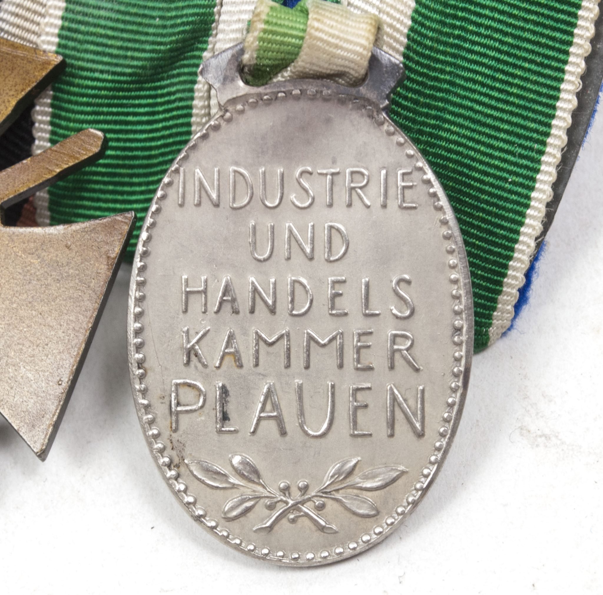 German medalbar with silver(!) Industrie und Handelskammer Plauen medal by Karl Goetz + Frontkämpfer Ehrenkreuz – Rare — image 14