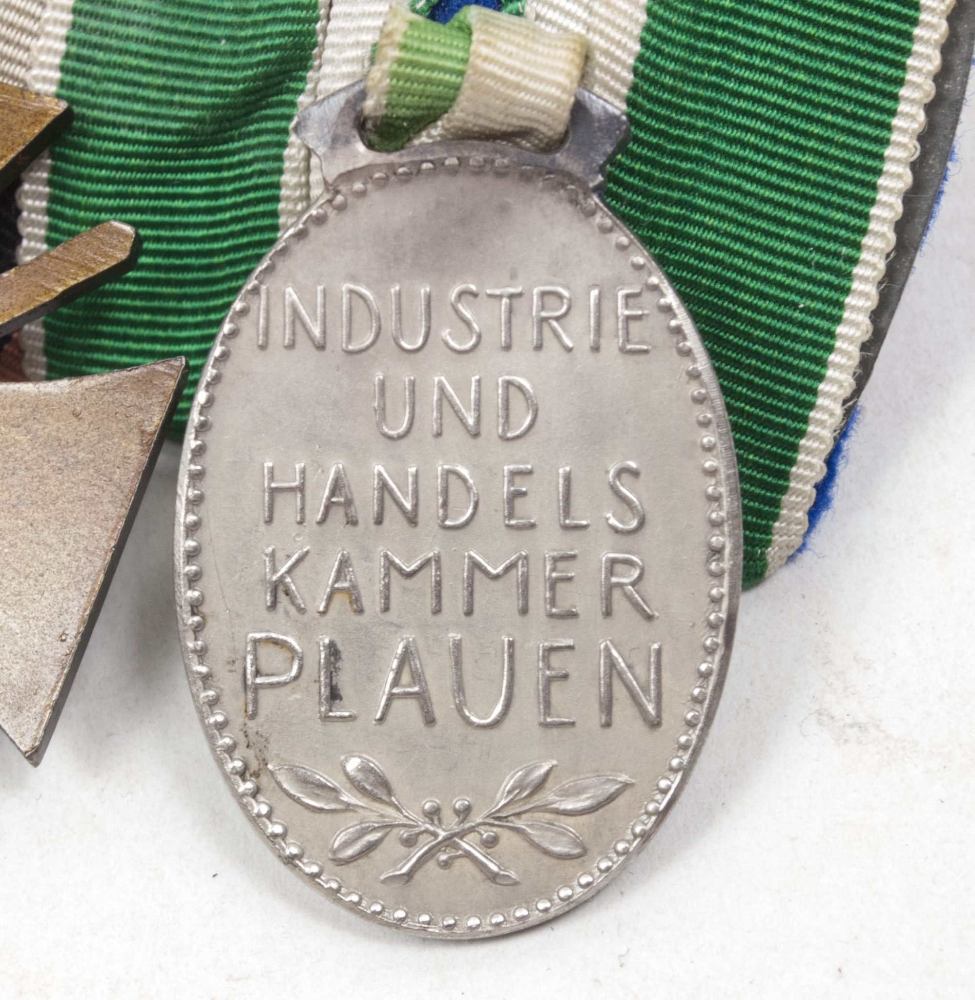 German medalbar with silver(!) Industrie und Handelskammer Plauen medal by Karl Goetz + Frontkämpfer Ehrenkreuz – Rare — image 16