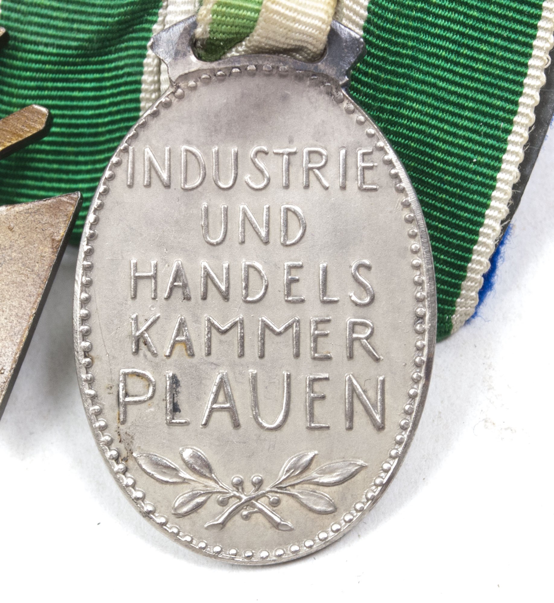 German medalbar with silver(!) Industrie und Handelskammer Plauen medal by Karl Goetz + Frontkämpfer Ehrenkreuz – Rare — image 17