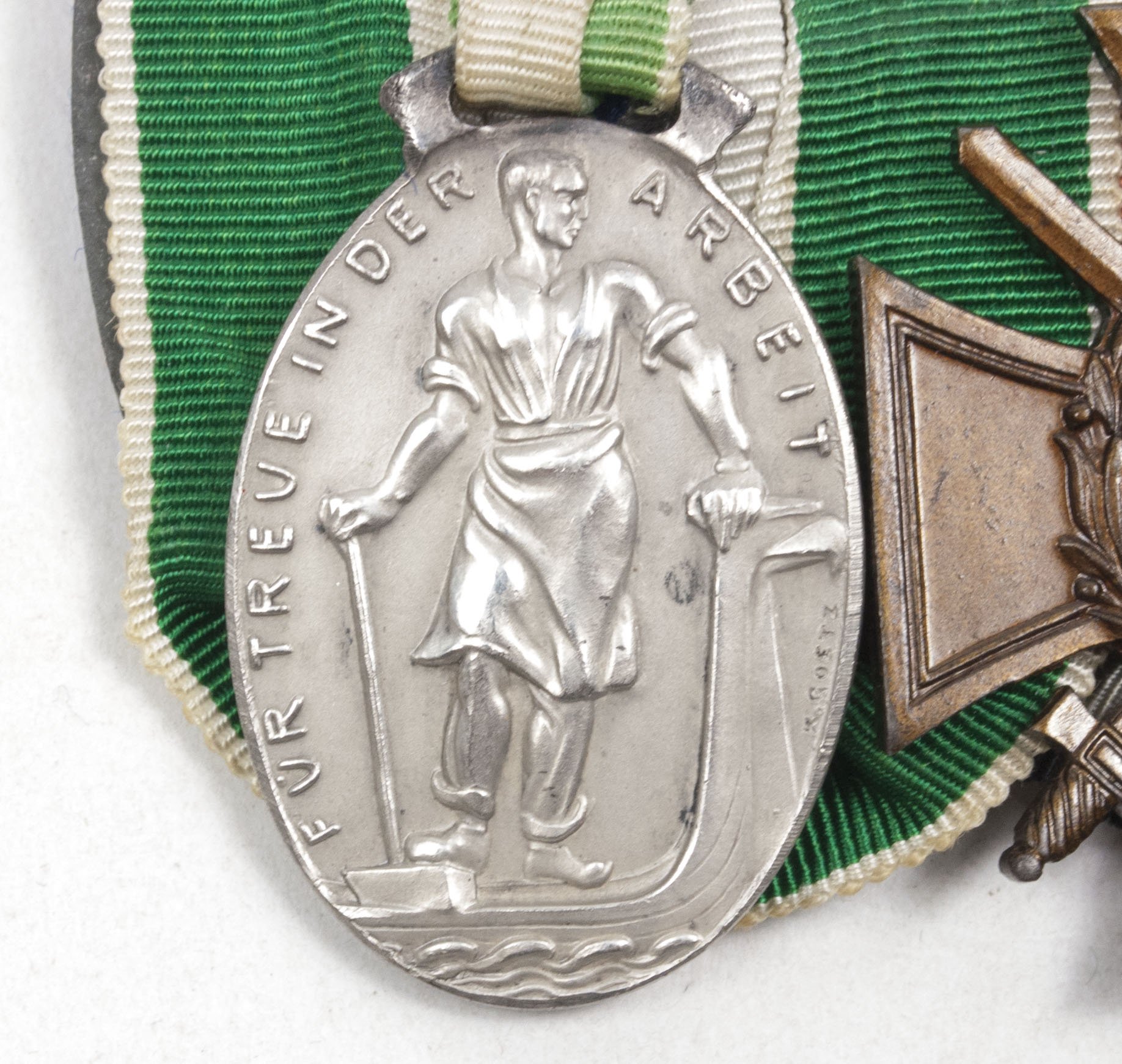 German medalbar with silver(!) Industrie und Handelskammer Plauen medal by Karl Goetz + Frontkämpfer Ehrenkreuz – Rare — image 6