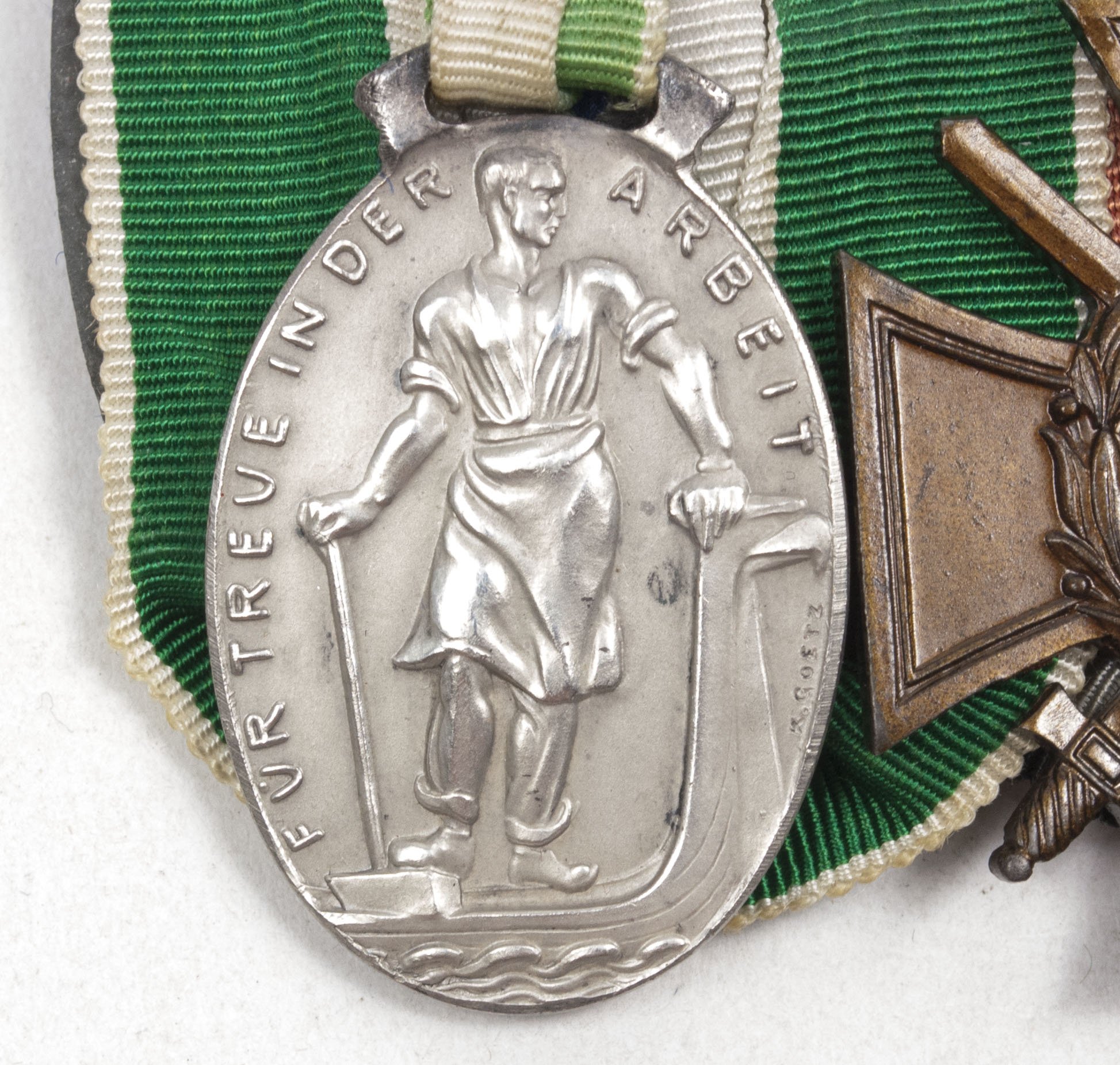 German medalbar with silver(!) Industrie und Handelskammer Plauen medal by Karl Goetz + Frontkämpfer Ehrenkreuz – Rare — image 7
