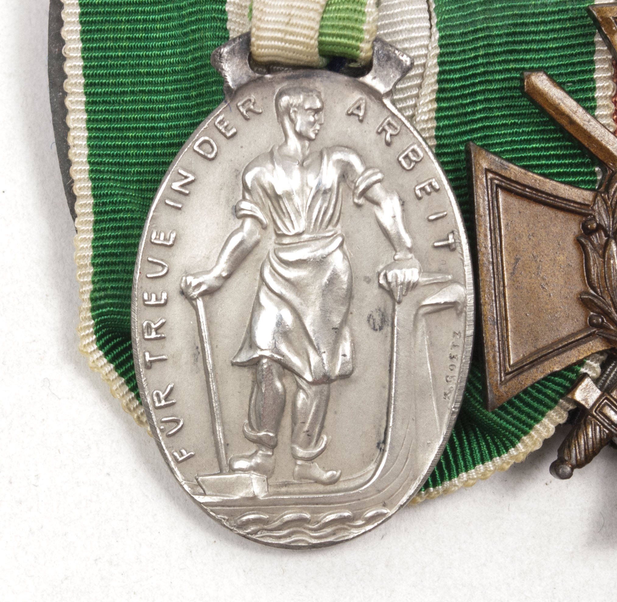 German medalbar with silver(!) Industrie und Handelskammer Plauen medal by Karl Goetz + Frontkämpfer Ehrenkreuz – Rare — image 8