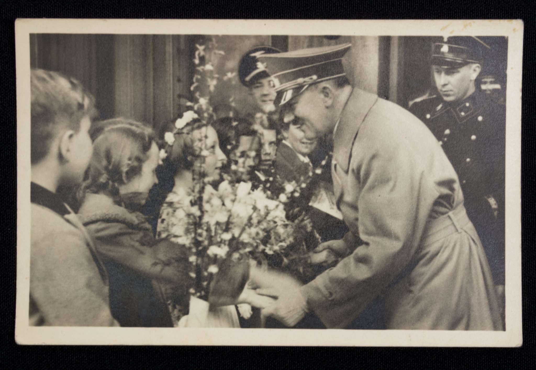 (Postcard) Hitler with children (Photo Hoffmann) — image 3