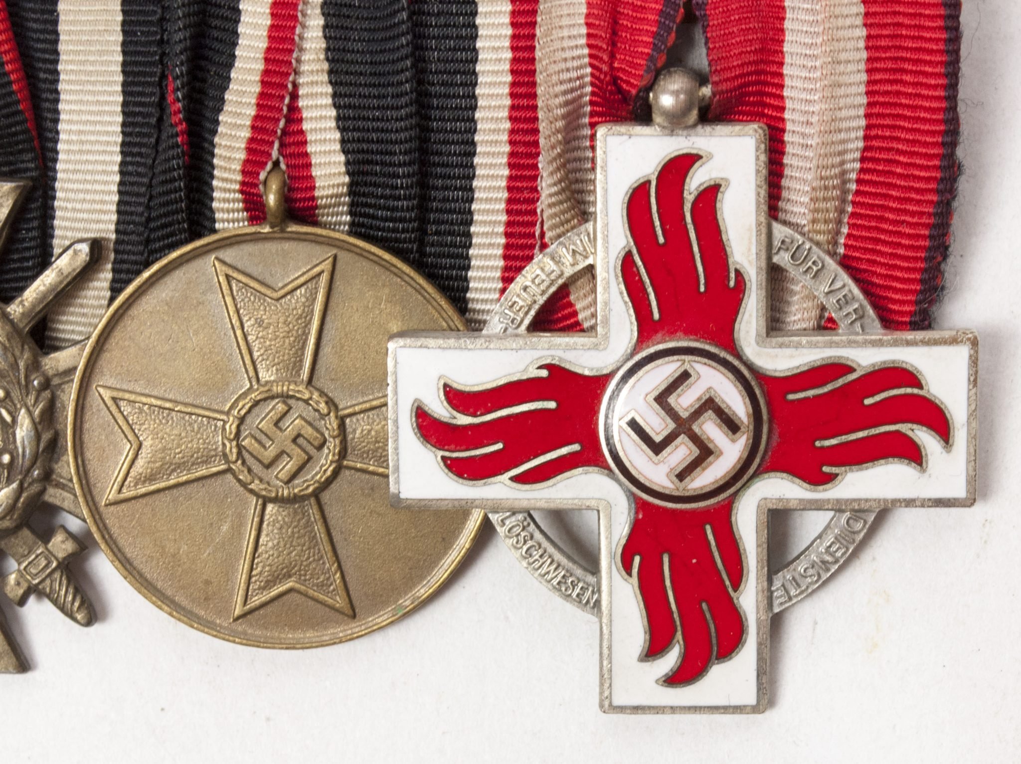 German medalbar with Frontkämpfer Ehrenkreuz + Kriegsverdienstmedaille + Feuerwehr Ehrenzeichen 2. Stufe – rare — image 3