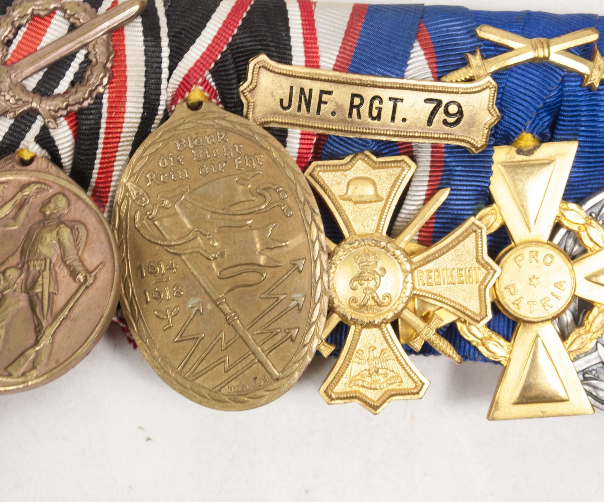 Sachsen-Altenburg large medalbar with EK2, Tapferkeitsmedaille, Ehrenlegion medal, Kyffhäuser medaille, Regiments Erinnerungskreuz, Ehrenlegion kreuz, Kriegserinnerungsmedaille (maker J. Reimann Berlin) — image 12