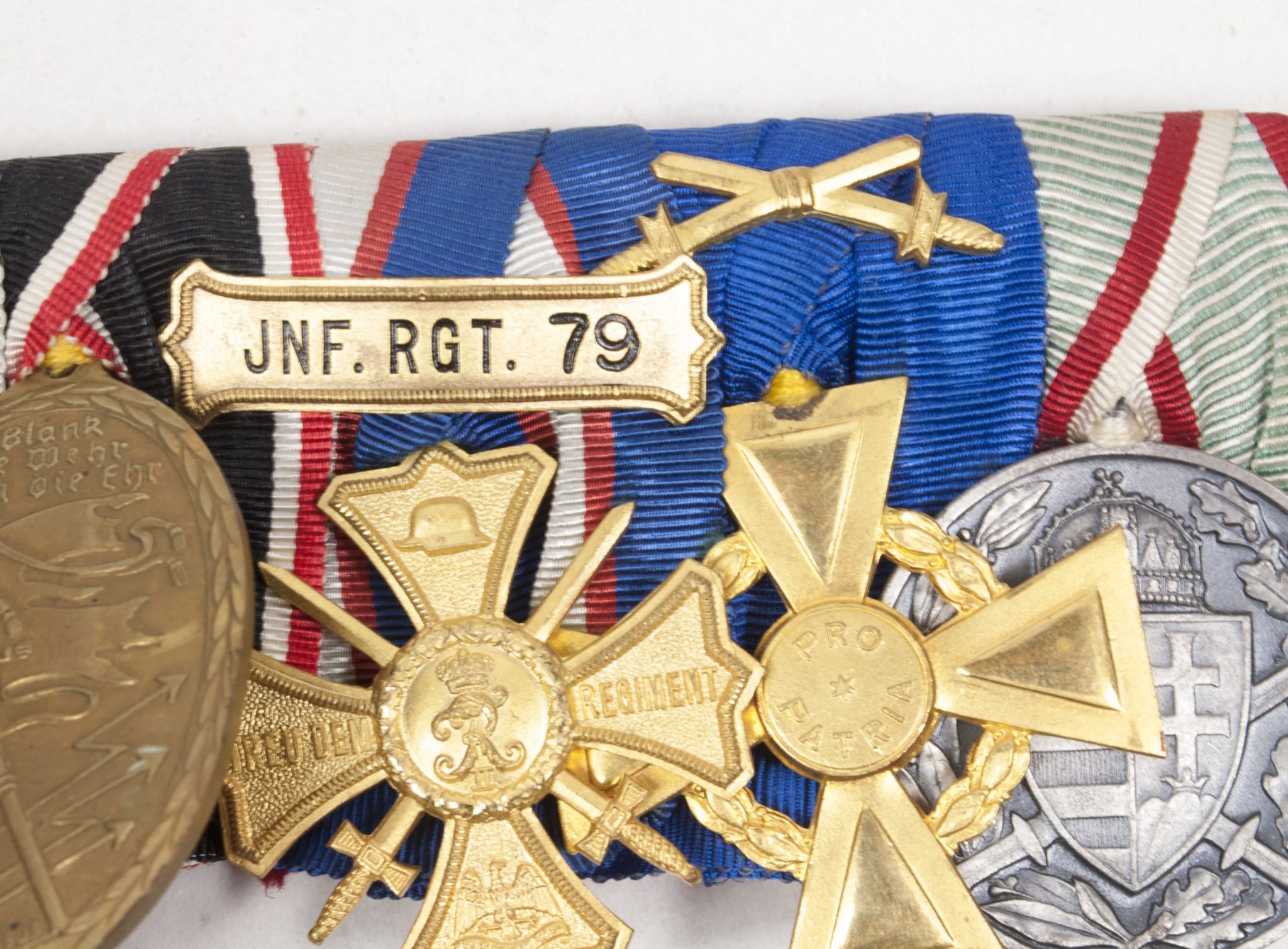 Sachsen-Altenburg large medalbar with EK2, Tapferkeitsmedaille, Ehrenlegion medal, Kyffhäuser medaille, Regiments Erinnerungskreuz, Ehrenlegion kreuz, Kriegserinnerungsmedaille (maker J. Reimann Berlin) — image 14