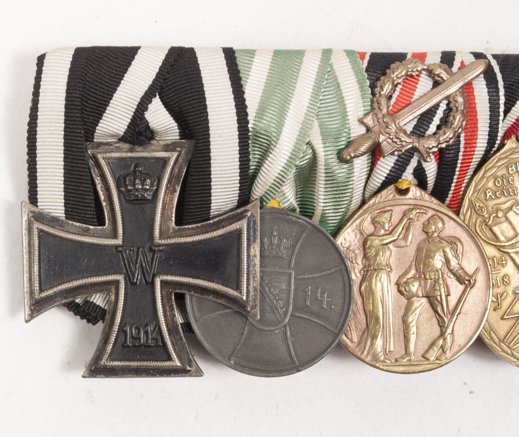 Sachsen-Altenburg large medalbar with EK2, Tapferkeitsmedaille, Ehrenlegion medal, Kyffhäuser medaille, Regiments Erinnerungskreuz, Ehrenlegion kreuz, Kriegserinnerungsmedaille (maker J. Reimann Berlin) — image 7