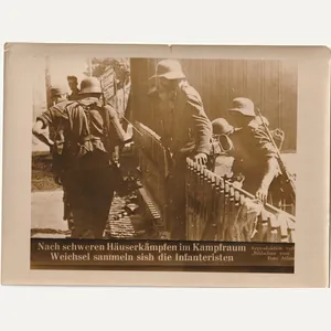 (Pressphoto) nach schweren Häuserkämpfen im Kampfraum Weichsel sammlen sish die …