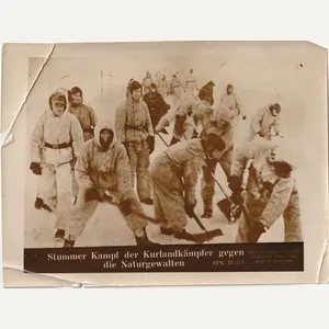 (Pressphoto) Stummer Kmpf der Kurlandkämpfer gegen die Naturgewalten (24x18cm)